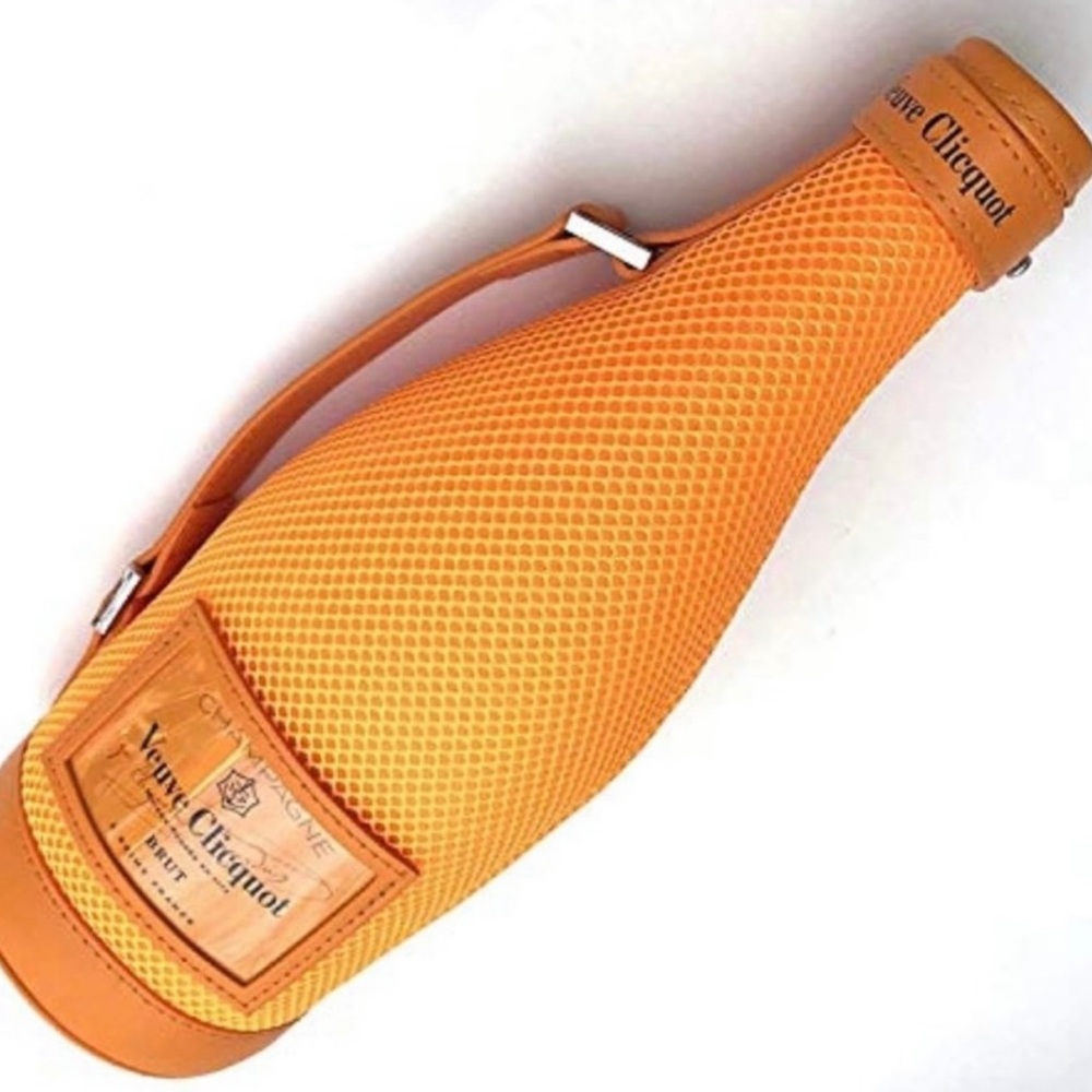 VEUVE CLICQUOT CHAMPAGNE BOTTLE ZIPPERED
INSULATED ICE JACKET NEW - Picture 3 of 4
